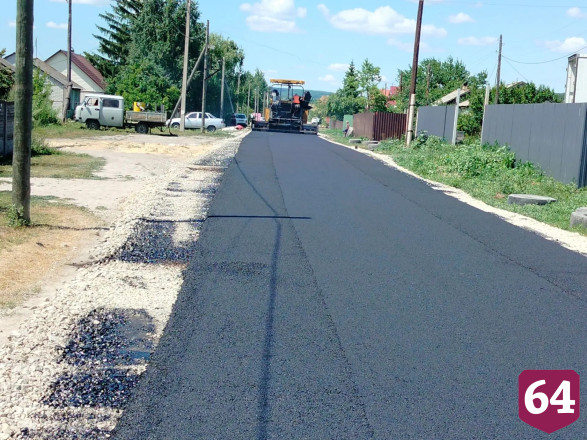 В селах Саратовской области обновляют дороги к школам и ФАПам
